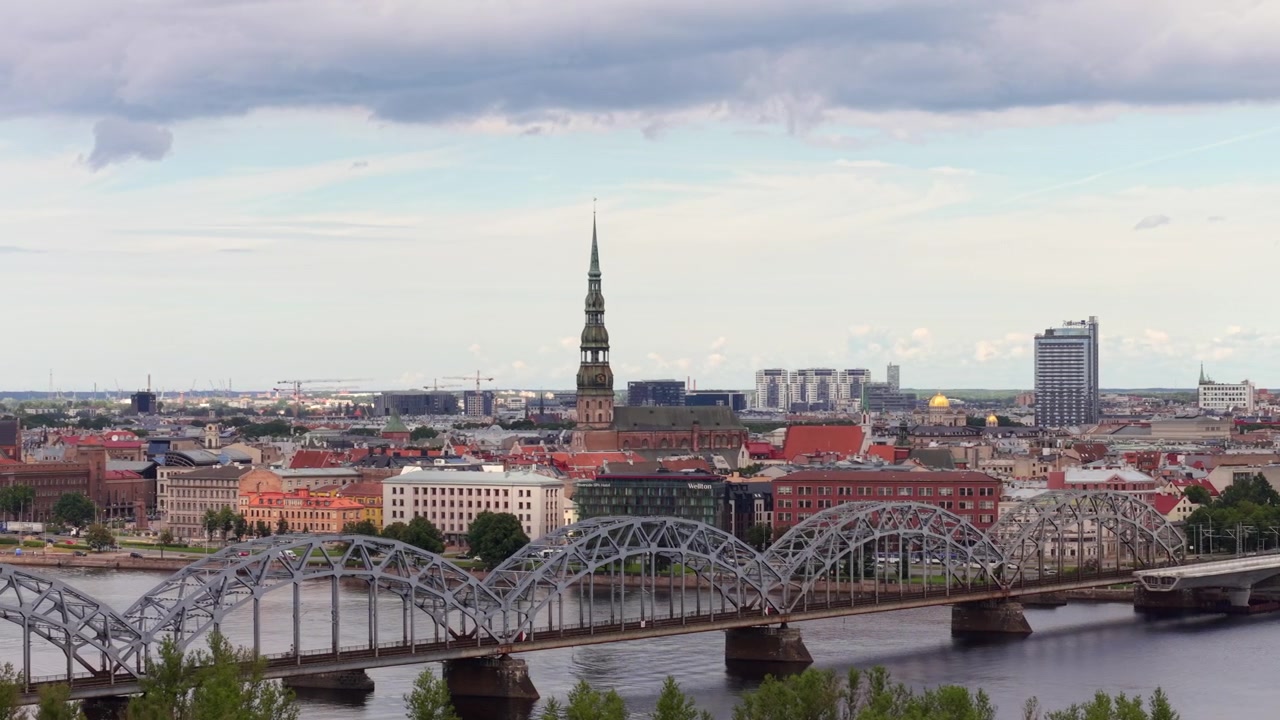 Vista sul centro storico di Riga con ponte ferroviario, ripresa con drone, Lettonia, estate