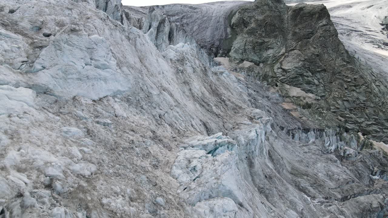 스위스 모리 빙하의 고 얼어붙은 지형의 광활한 공중 풍경
