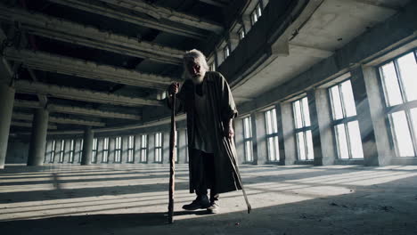 anciano en un edificio abandonado