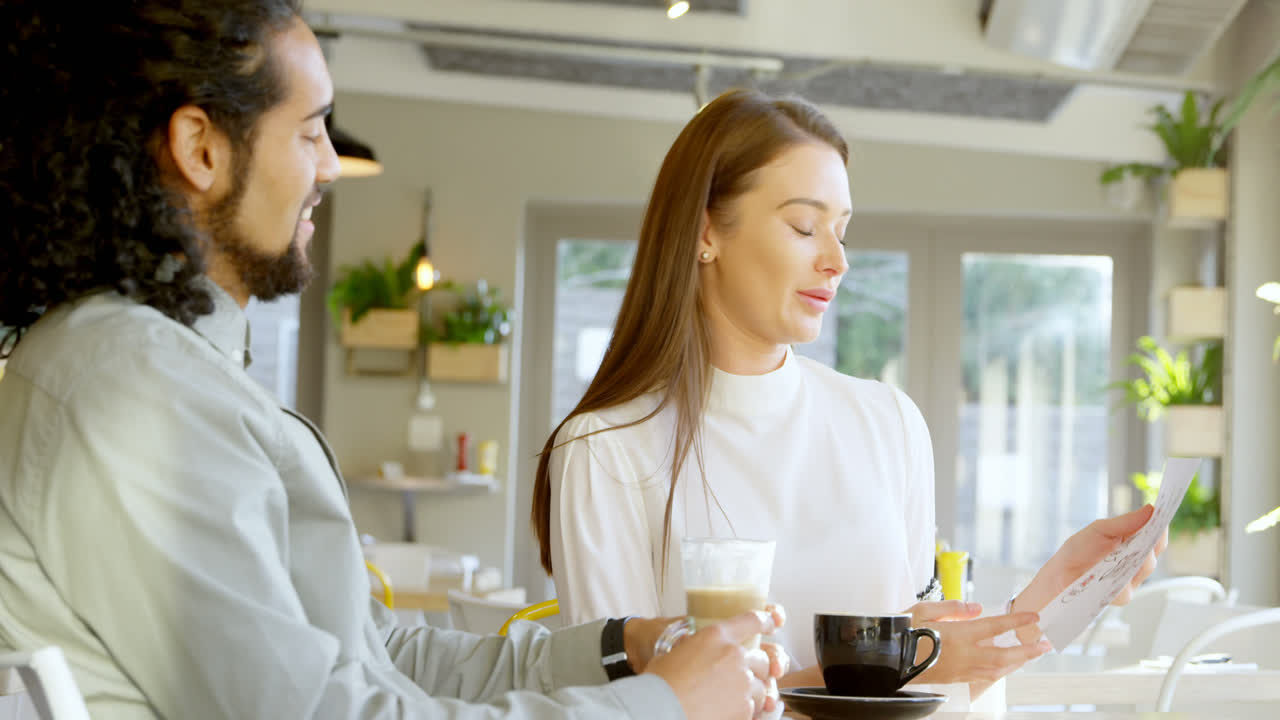 경영진들이 그래프 차트 4k를 통해 논의하고 있습니다.