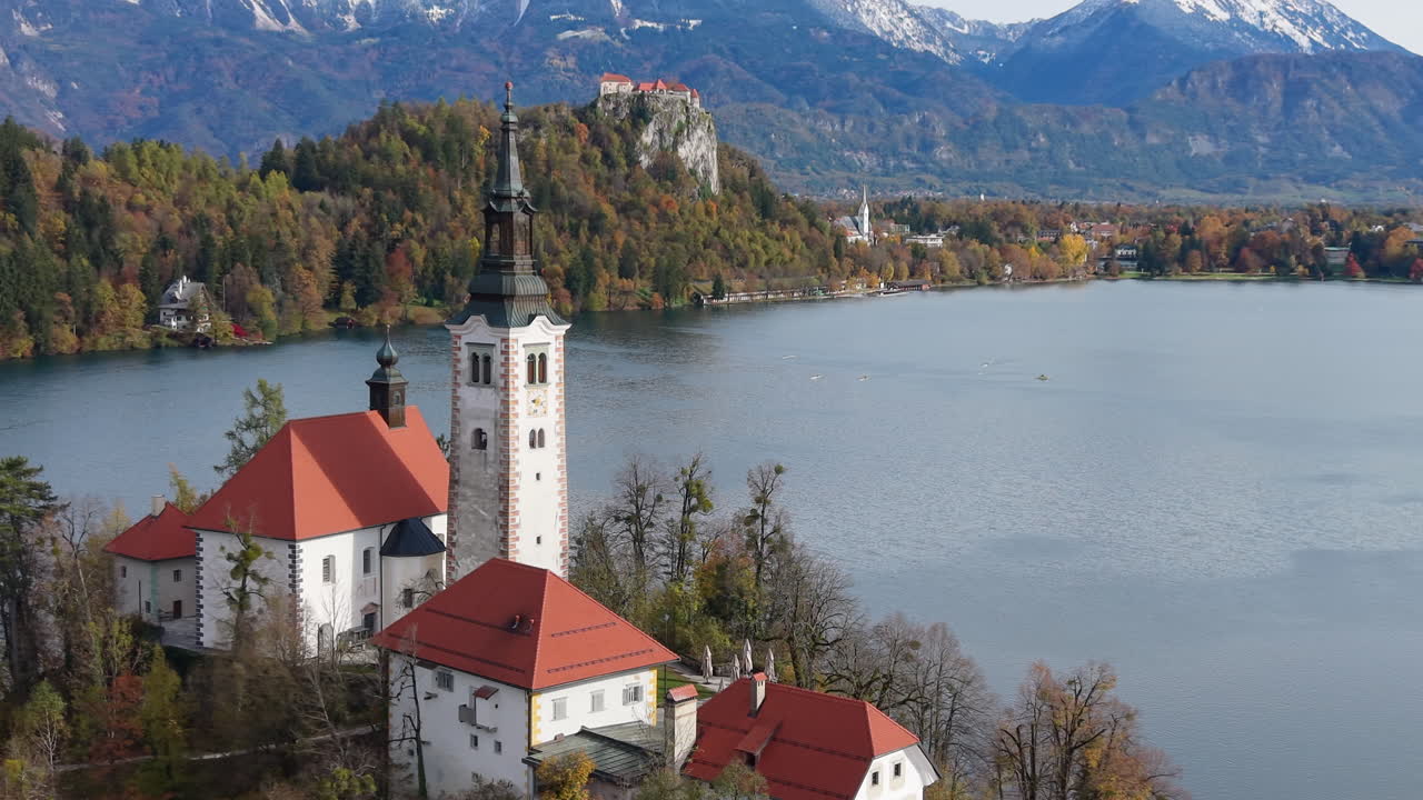 Paesaggio autunnale pittoresco del lago di Bled in Slovenia con il castello e le Alpi Giulie