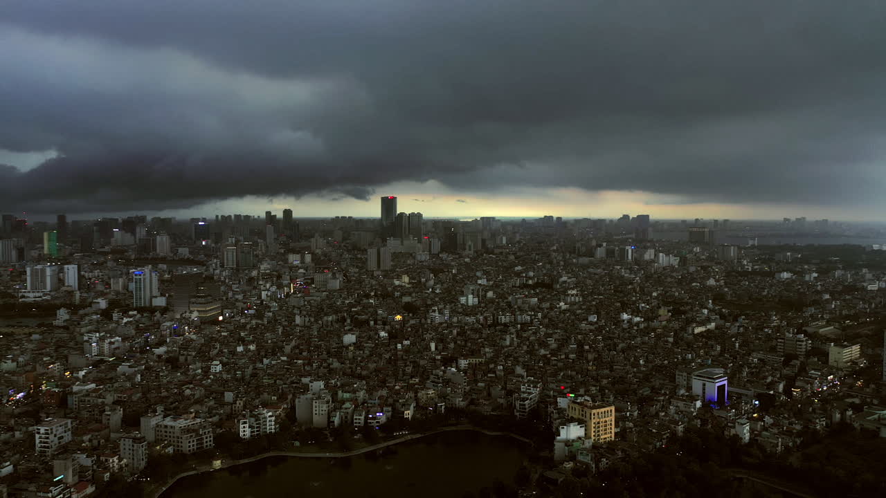 el anochecer desciende de la ciudad de hanoi