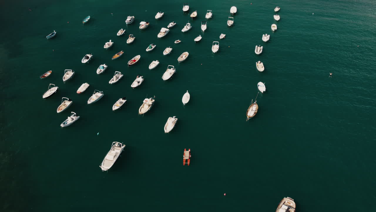 Barche in un porto mediterraneo