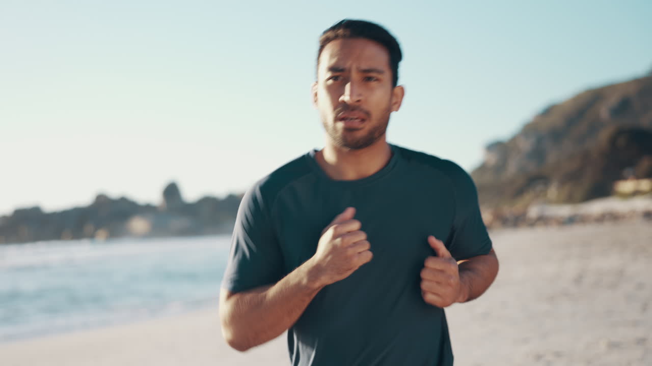 남자, 해변에서 달리고 심장 운동과 함께 피트니스