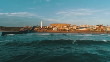 Toma-Aerea-Llegando-A-La-Playa-De-Tijuana-Desde-El-Mar