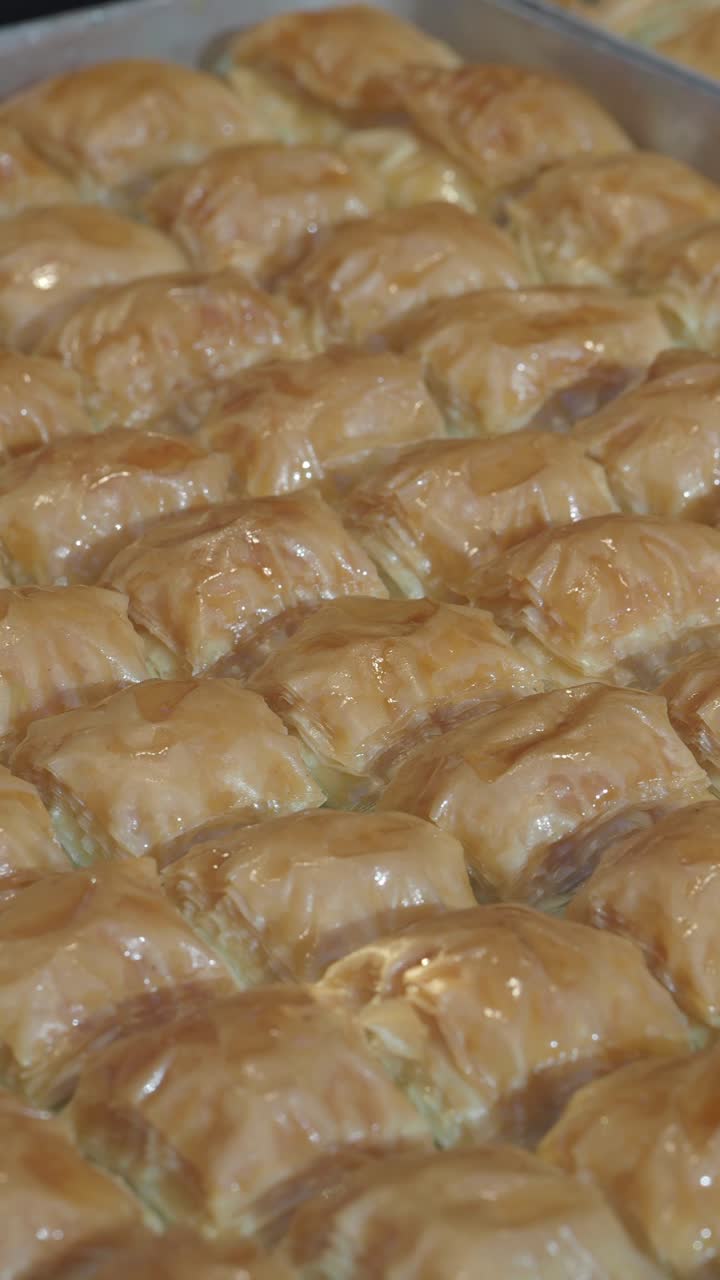 Herkullinen perinteinen baklava-jälkiruoka tarjottimella.