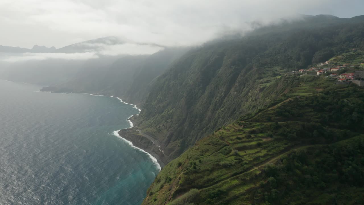 increíbles y exuberantes montañas volcánicas elevadas sobre el océano atlántico en un día nublado