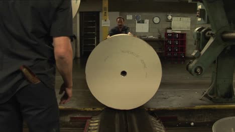 trabajadores cargan periódicos en una fábrica de papel