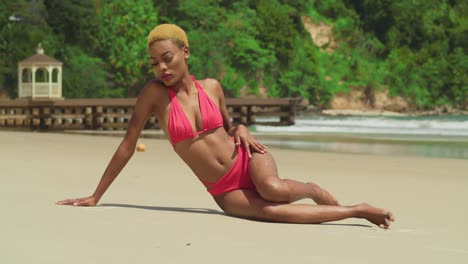 Una-Playa-Caribeña-Se-Adorna-Con-La-Presencia-De-Una-Chica-Negra-Con-Un-Llamativo-Bikini-Rojo-Disfrutando-De-Su-Día.