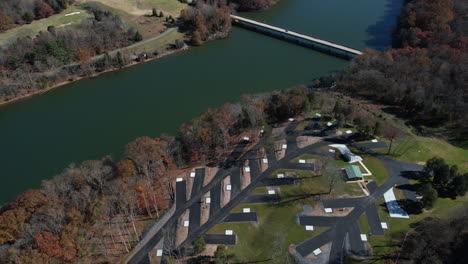 Vista-Aérea-Del-Campamento-En-El-Estado-De-Warriors-Path-Tennessee-Usa,-Puente-Y-Agua-Del-Lago-En-La-Temporada-De-Otoño,-Disparo-De-Drones