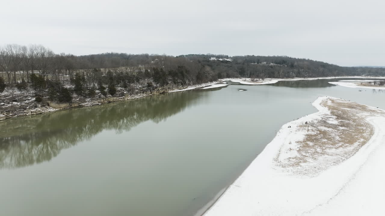Vliegen boven het rustige water van een rivier overdag tijdens de winter in Arkansas, VS
