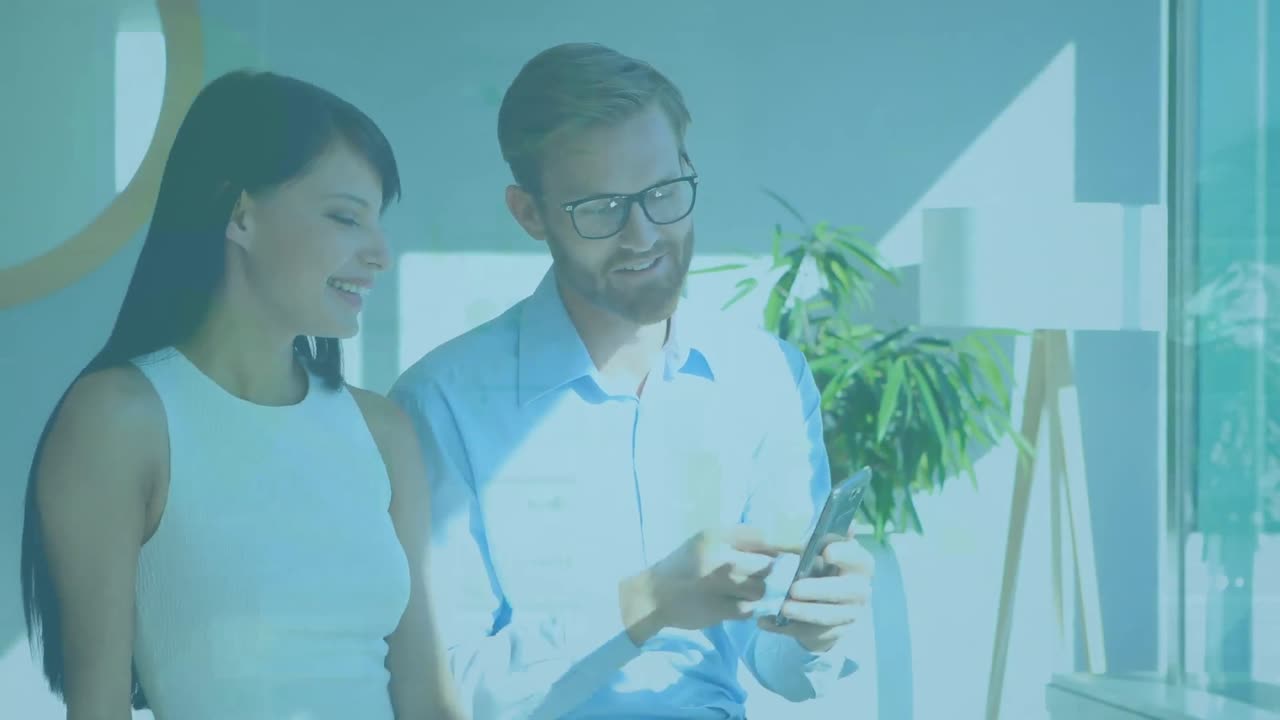 animación del procesamiento de estadísticas sobre un hombre y una mujer sonrientes usando un teléfono inteligente