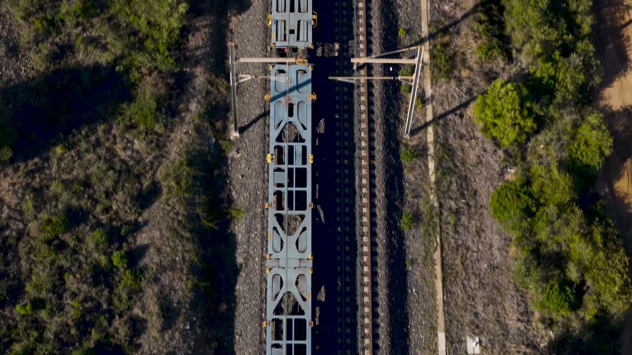 나르본 을 통과 하는 빈 화물 열차 의 위 에서 아래 로 찍은 사진