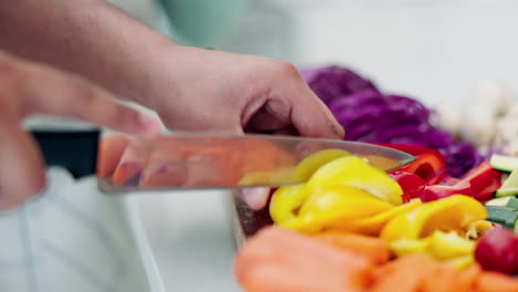 cocinar, manos y cuchillo para el hombre en la cocina