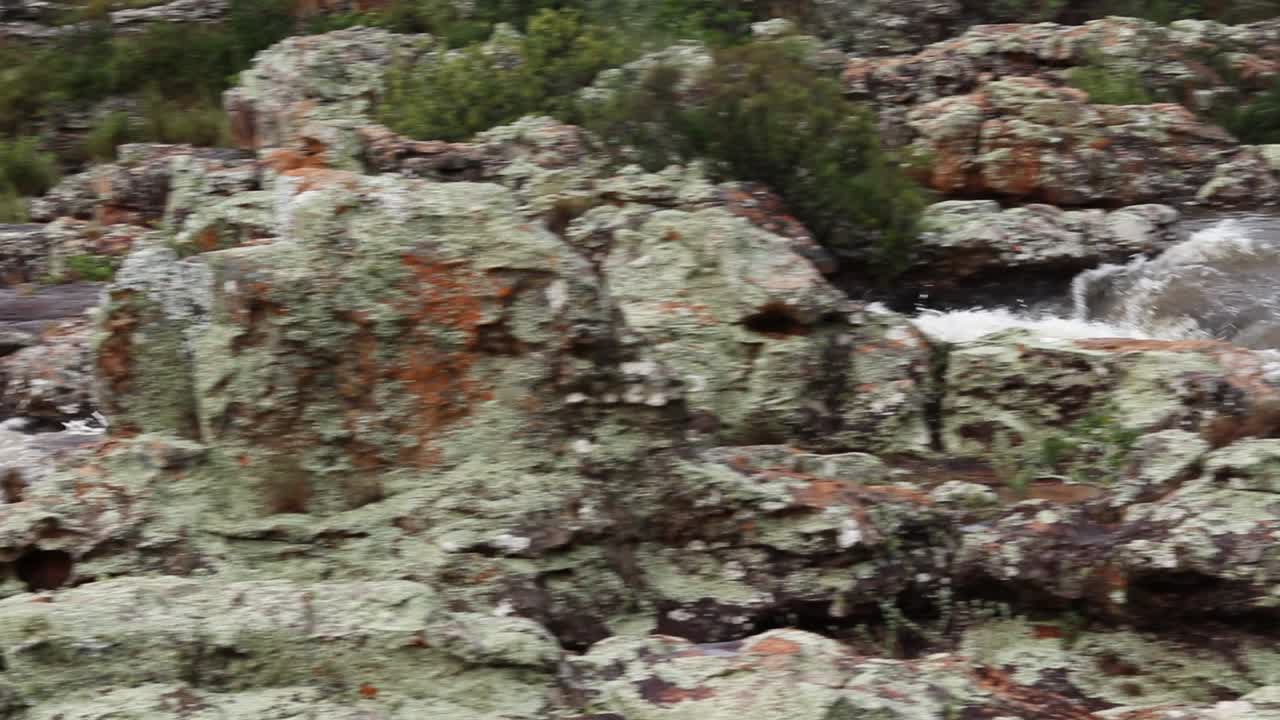 폭포를 향해 돌진하는 물을 따라가는 팬 샷