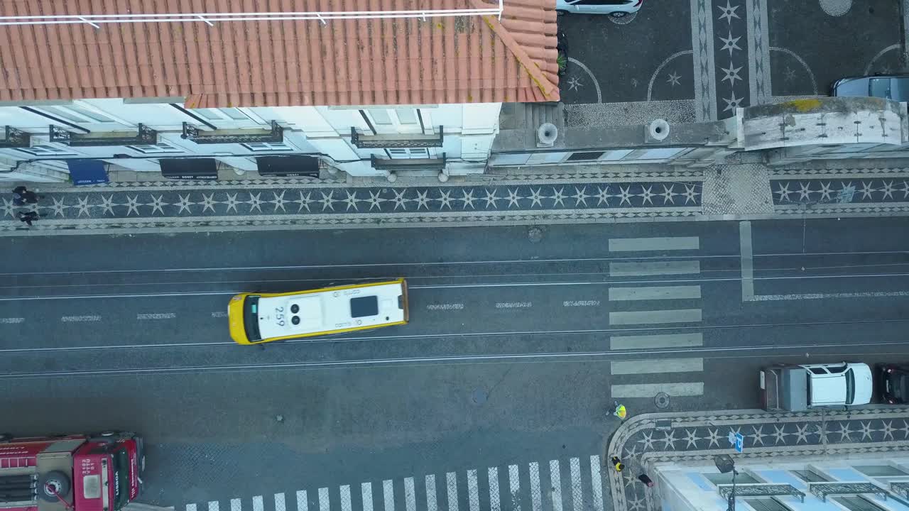 일부 사람들이 인도, 포르투갈을 걸어가는 리스본의 역사적인 중심지의 모자이크 탑 뷰