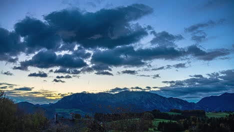 cielo timelapse con nubes doradas en un paisaje montañoso al atardecer