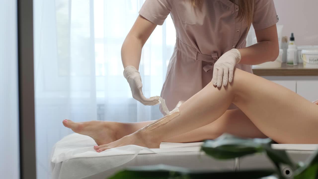 depilación láser - procedimiento de depilación. flash de depilación láser de diodo, esteticista elimina el pelo en hermosas piernas femeninas, depilación para piel lisa, procedimiento láser en un estudio de belleza o clínica, tratamiento de depilación para el cuidado del cuerpo.