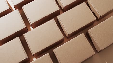video de cajas de cartón con espacio de copia sobre fondo marrón