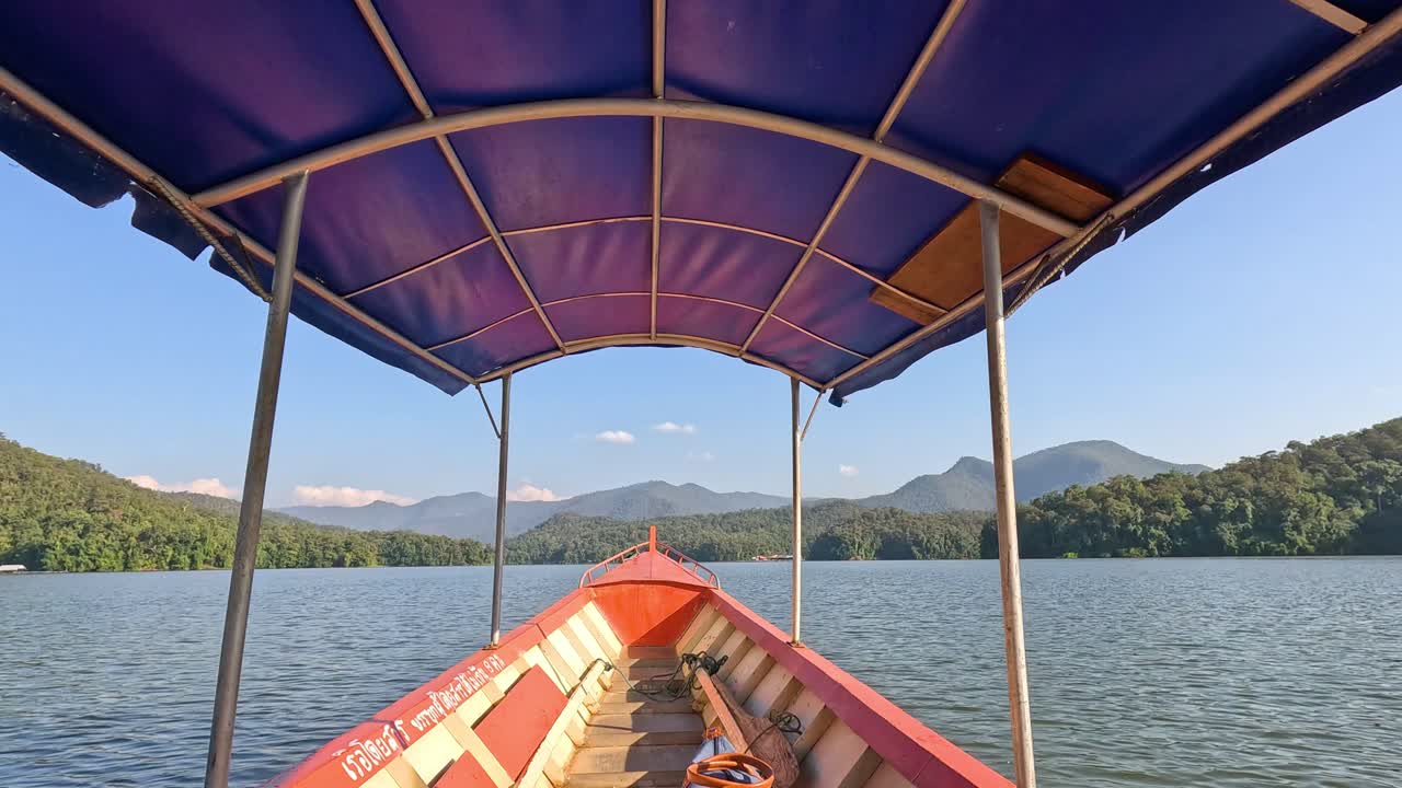 viaje en barco a través de un tranquilo lago de montaña