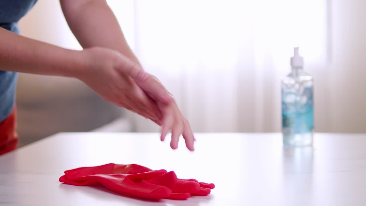 gel desinfectante de manos coronavirus para la higiene de manos limpias prevención de propagación de covid-19 después de quitarse el guante rojo puesto sobre la mesa