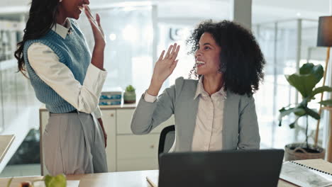 mujer de negocios feliz, un cinco alto