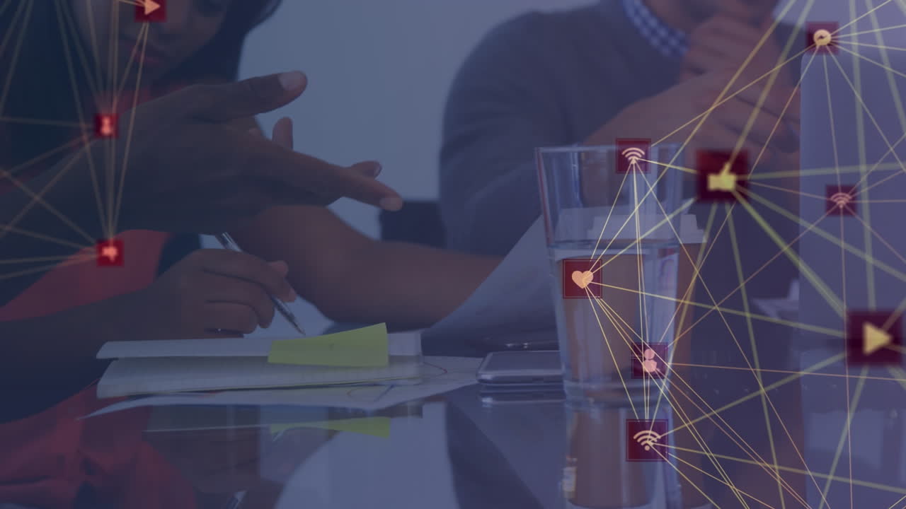 사무실에서 다양한 동료들의 손으로 연결망의 애니메이션