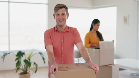 cajas, paquetes y la cara de un hombre moviéndose