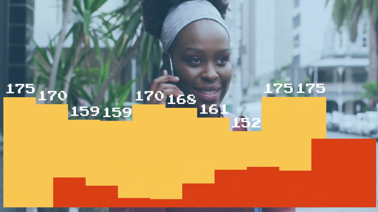 Animazione di elaborazione dati dei social media su donna afroamericana che usa lo smartphone