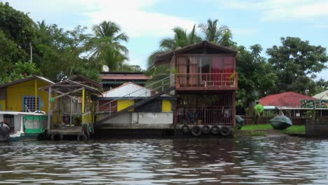 Alojamiento-Sencillo-Construido-A-Orillas-De-Un-Río