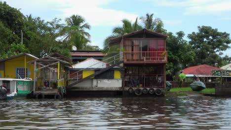 alojamiento simple construido a orillas de un río