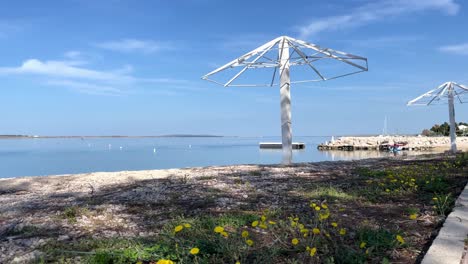 Un-Panorama-De-Lapso-De-Tiempo-De-Un-Pueblo-Costero-Vrsi-Mulo,-Playa-Cerca-De-Nin,-Croacia