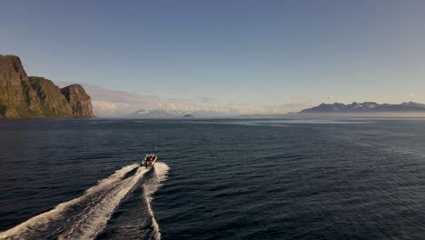 toma de drone tomada en la isla de vannoya tomada en la isla de noruega