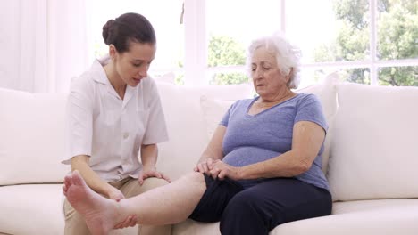 Nurse-checking-senior-womans-leg