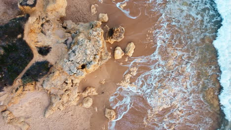 imágenes panorámicas de drones capturan la belleza de la costa rocosa de portugal