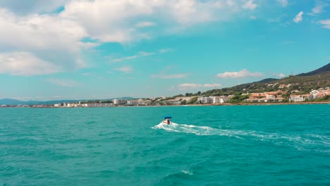 Paseo-En-Bote-Pov-Siguiendo-Una-Pequeña-Lancha-Rápida-En-Un-Hermoso-Mar-Azul-A-Lo-Largo-De-La-Costa-En-España,-Europa