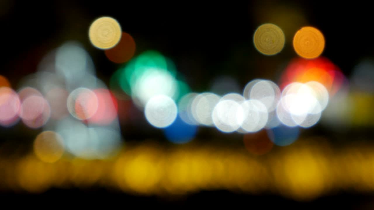 efectos de luz bokeh. la rueda gigante tailandesa en el mercado nocturno