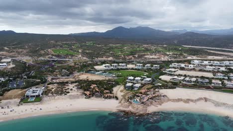 playa de la bahía de chileno con aguas azules y un cielo nublado, cabo san lucas