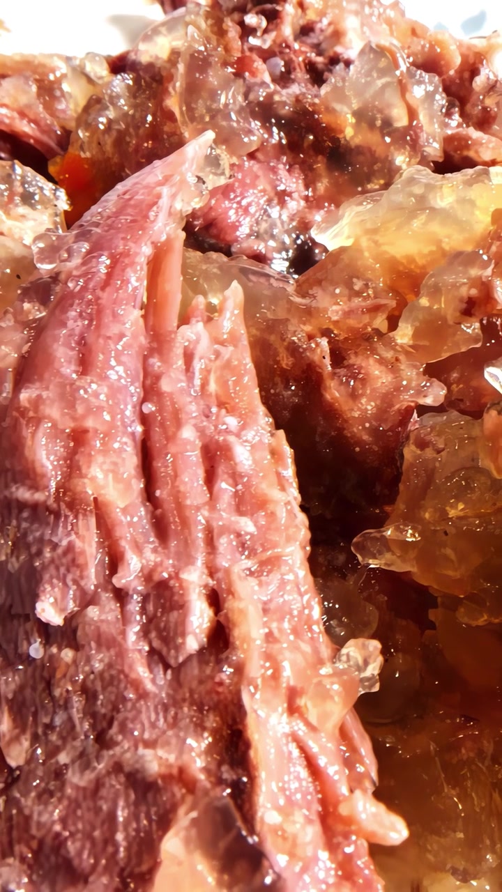 Carne ricca e tenera racchiusa in gelatina scintillante, che cattura l'essenza della cucina rustica