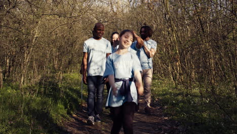 un grupo alegre y orgulloso de activistas terminando la limpieza de basura en un bosque,