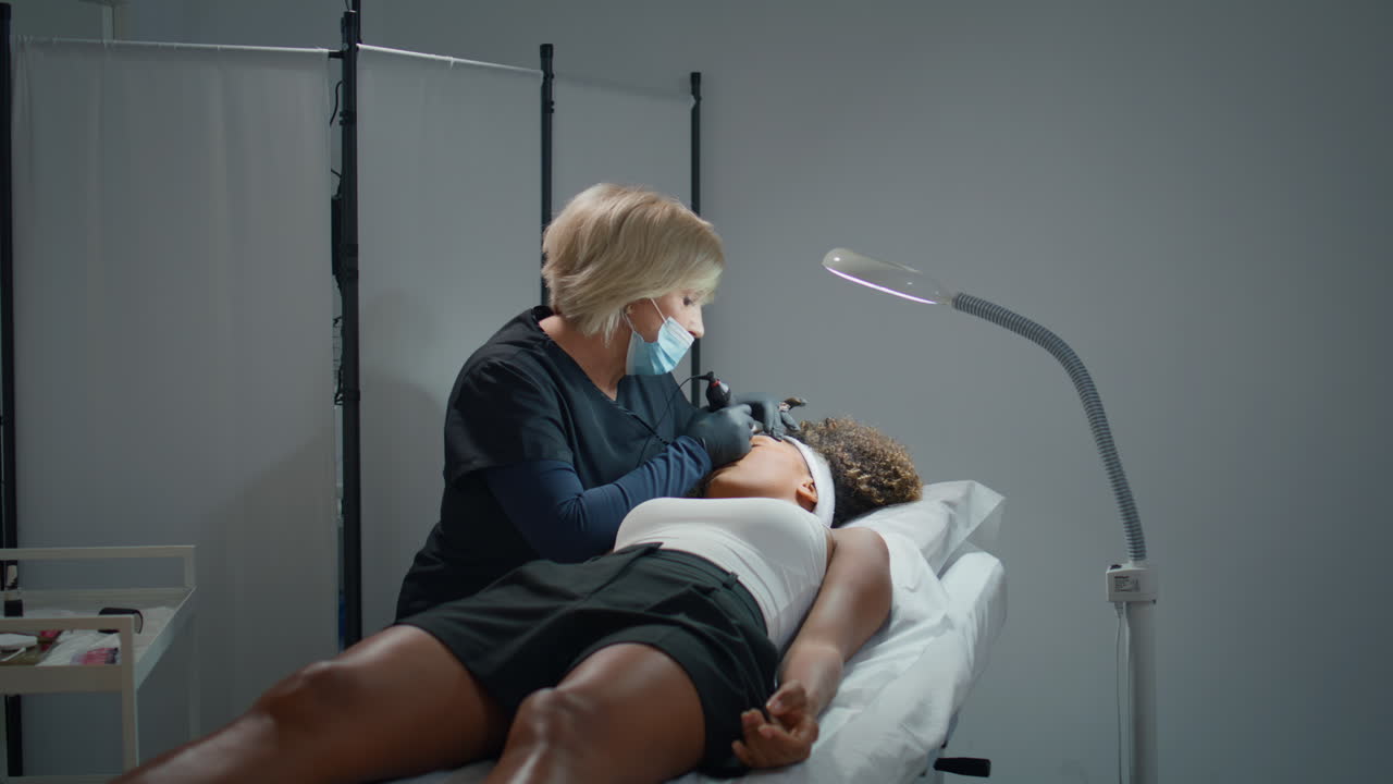 아름다움 마스터 화장실에서 수염 문신. 여성이 영구적으로 적용