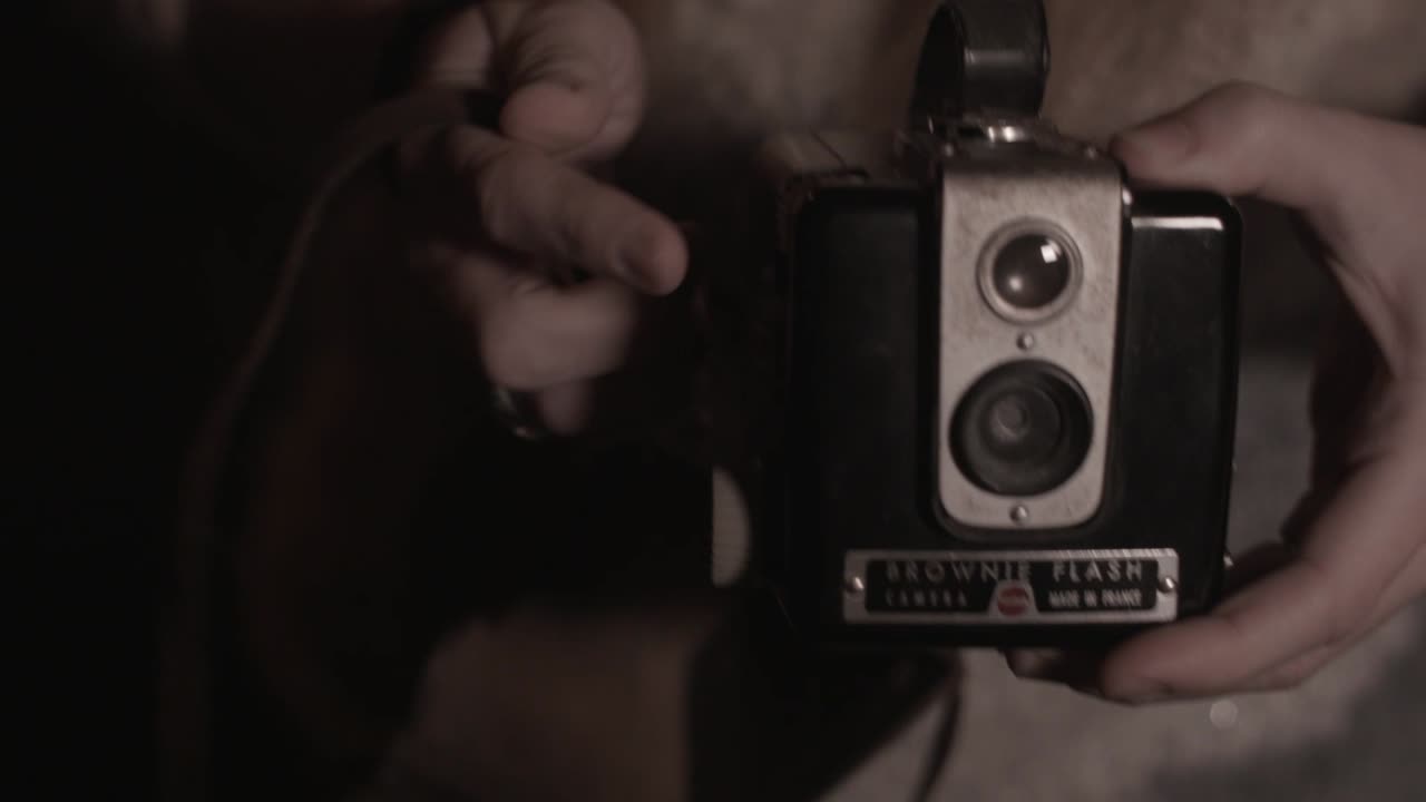 открытие старой ретро-камеры brownie из футляра