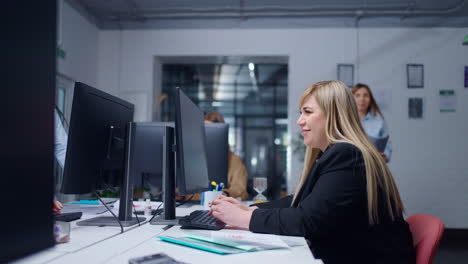 mujeres de negocios reunidas en una oficina