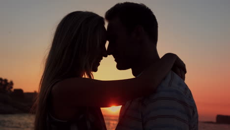 Linda-Pareja-Abrazándose-Durante-La-Puesta-De-Sol-En-La-Playa