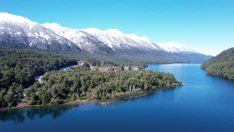 Paisaje-Mágico-De-Argentina-Con-Montañas,-Lago-Y-Bosque,-Vista-Aérea