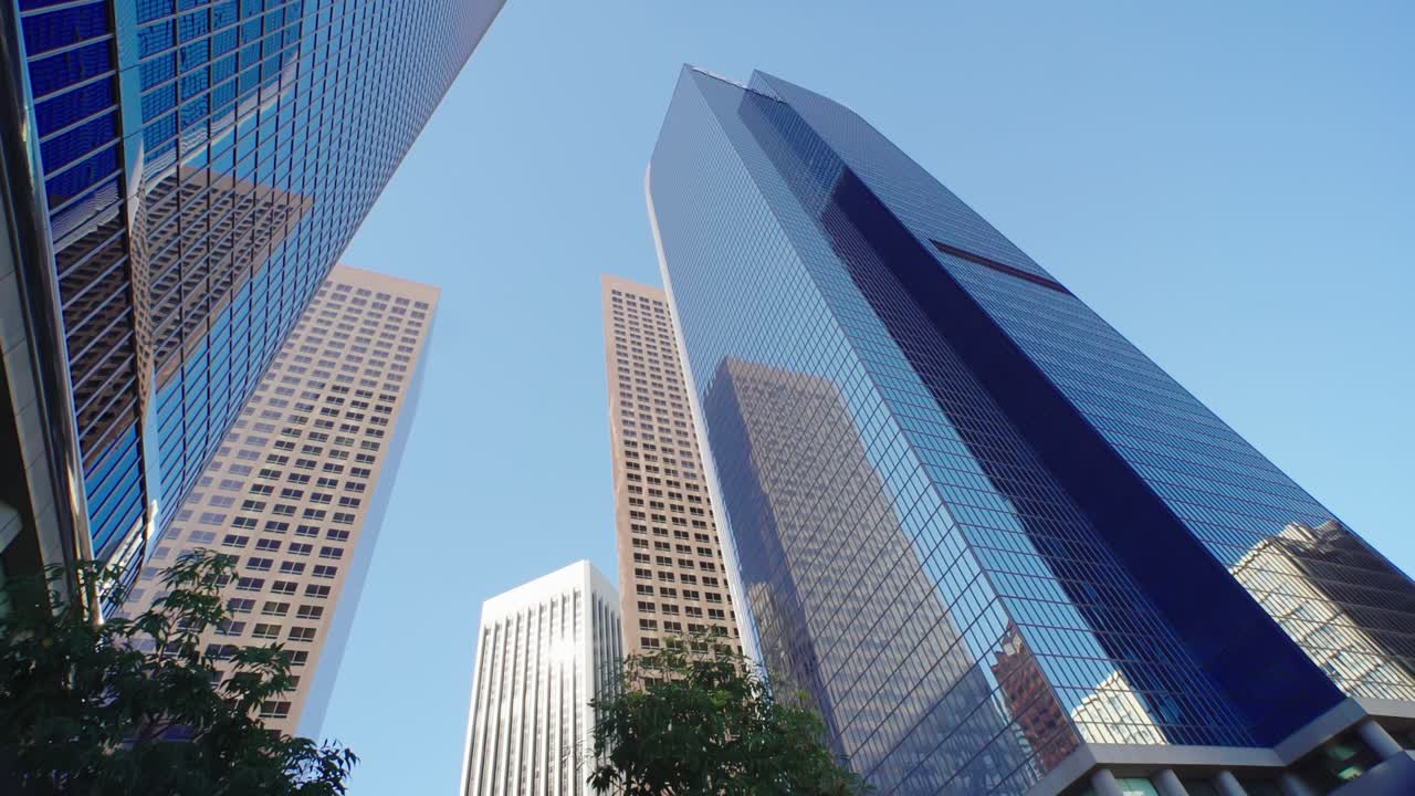 bajo ángulo disparado en el centro de los ángeles. la oficinas, hoteles, apartamentos. concepto de estilo de vida urbano moderno estadounidense, vida de la ciudad trabajo en la. cielo azul