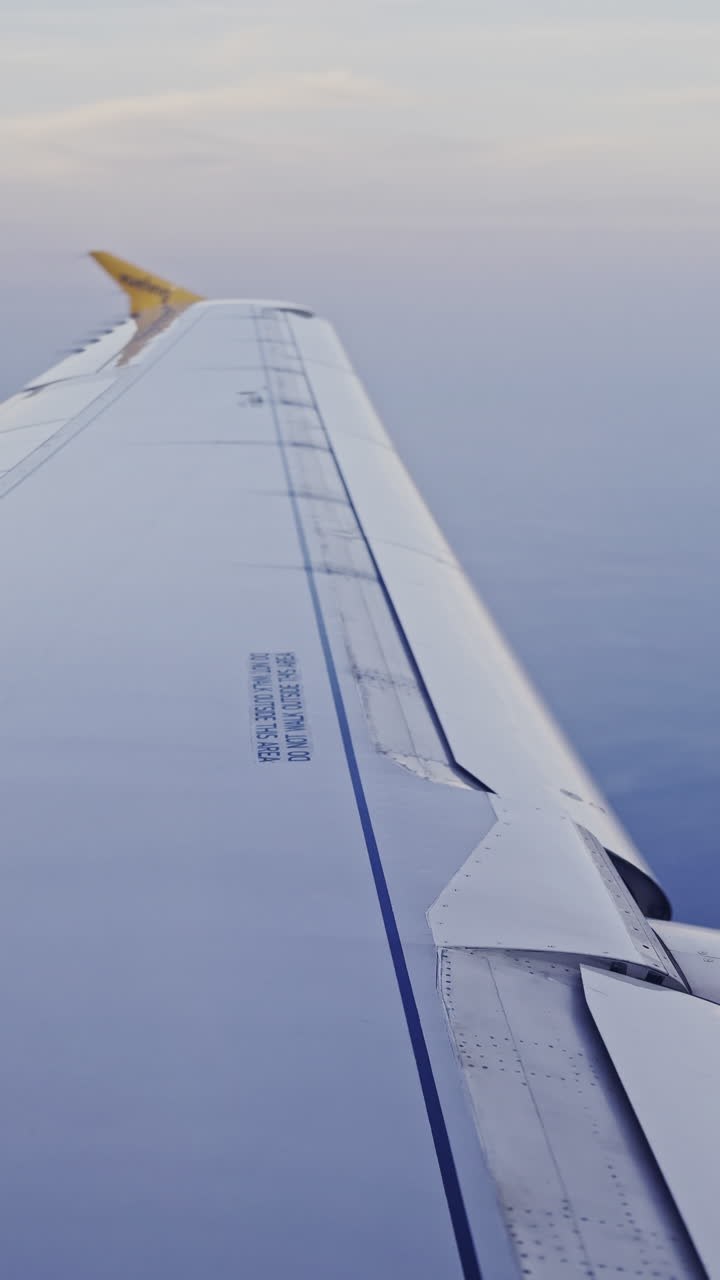 vista desde una ventana de avión del cielo con el ala del avión en el tiro en vertical