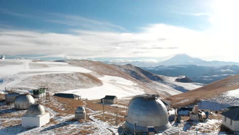 vista aérea del observatorio astronómico en el cáucaso norte tarde en la noche contra el fondo del monte elbrus.