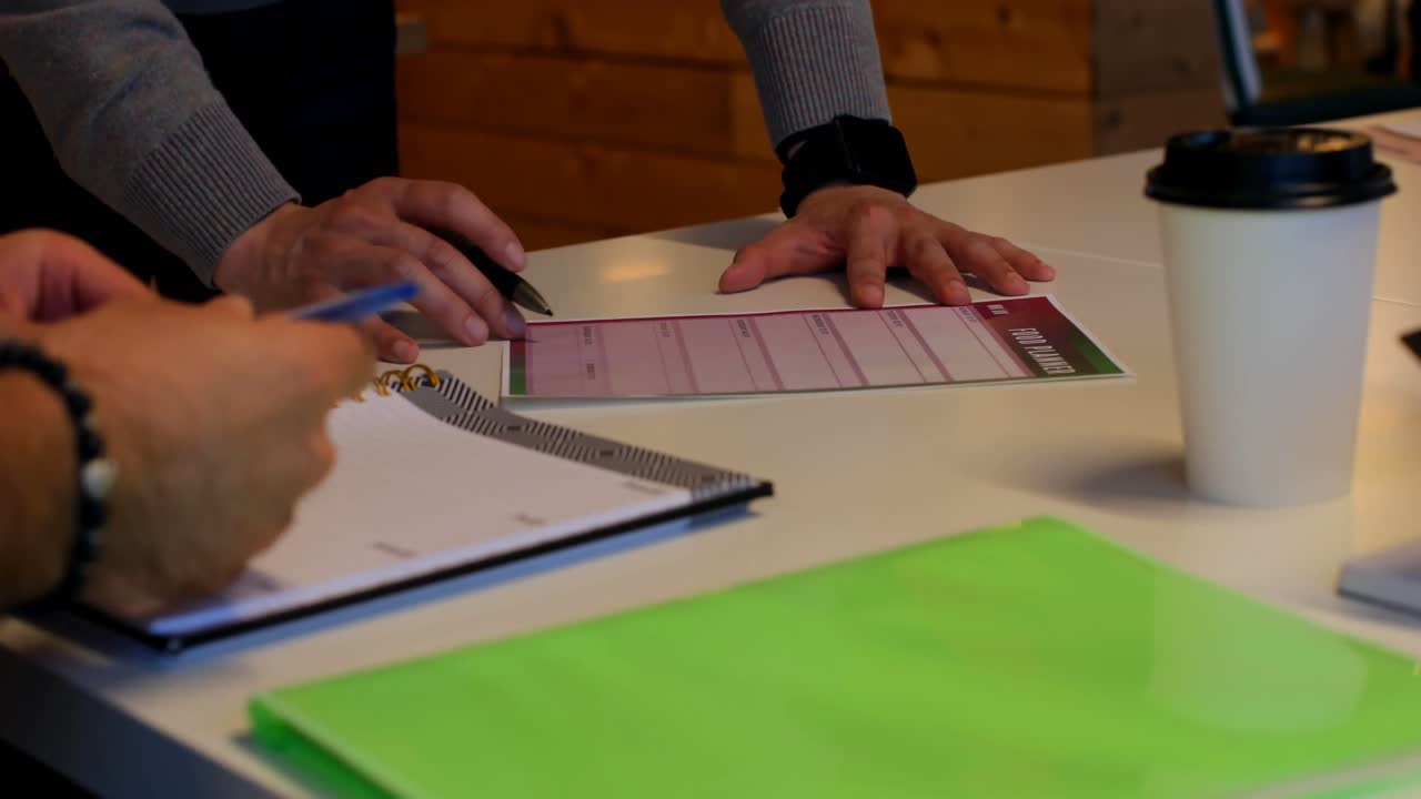 비즈니스 동료들이 사무실 4k에서 문서를 논의하고 있습니다.