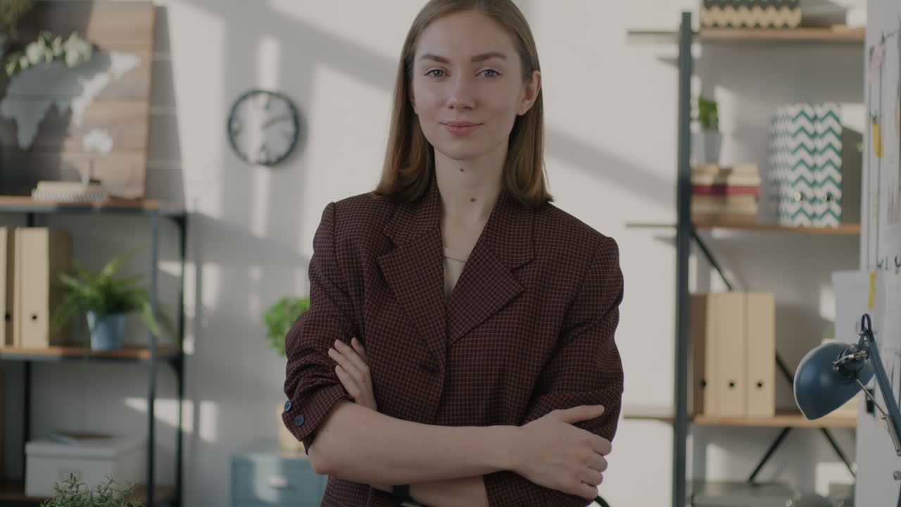 mujer de negocios en la oficina moderna